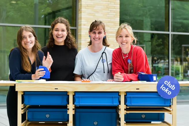 Vier Studentinnen der Initiative Club Loko