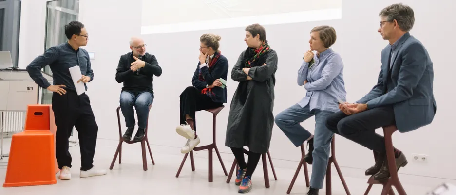 Sechs Vortragende auf einer Podiumsdiskussion