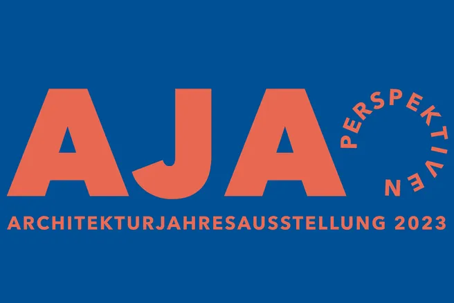 Großer Schriftzug AJA, kleinere Schriftzüge Perspektiven und Architekturjahresausstellung 2023 in orangenen Buchstaben vor blauem Hintergrund