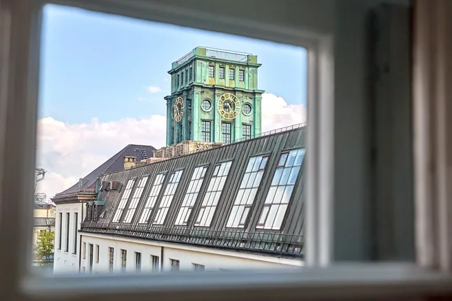 Blick auf Thierschturm durch Fenster