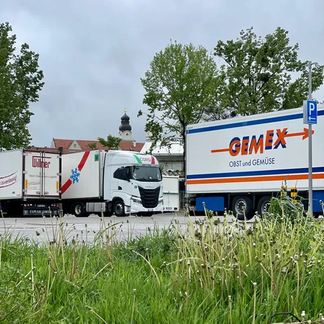 LKW auf dem Großmarkt mit Gotzinger Platz im Hintergrund