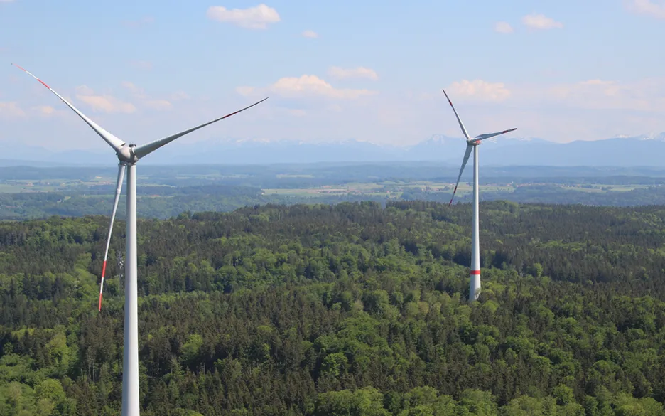 Windenergieanlagen bei Berg am Starnberger See. © Julian Schäfer