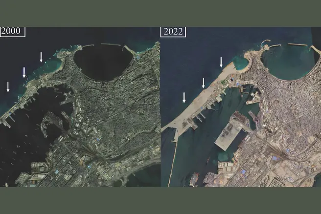 Zwei Satellitenbilder des Hafens von Alexandria im Jahre 2000 und 2022. Links Landschaft grün und frisch, rechts braun und trocken. 